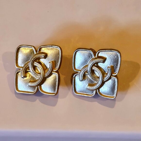 CC Vintage Clip On Earrings - Picture 1 of 5